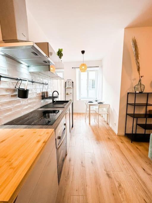 Nouveau ** Le Raffine Au Coeur De Guingamp ** Parking Экстерьер фото