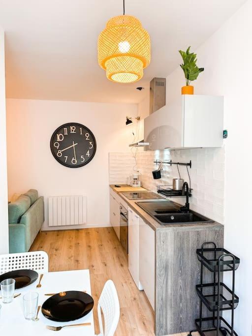 Nouveau ** Le Raffine Au Coeur De Guingamp ** Parking Экстерьер фото